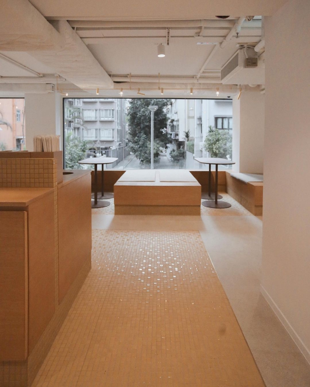 一邊品嚐手滴咖啡,能還從玻璃窗眺望窗外的廣闊景色。