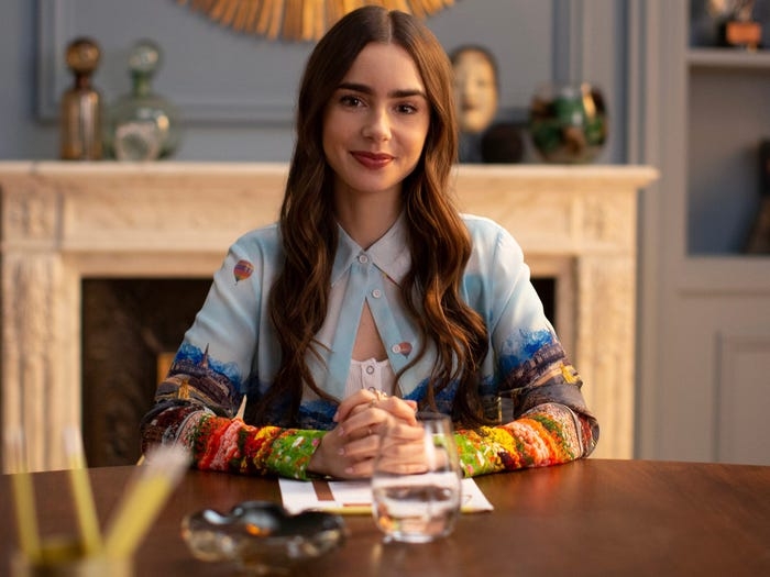 Lily在劇中的眉型是「近乎正角」的野生眉，眉毛自然感十足