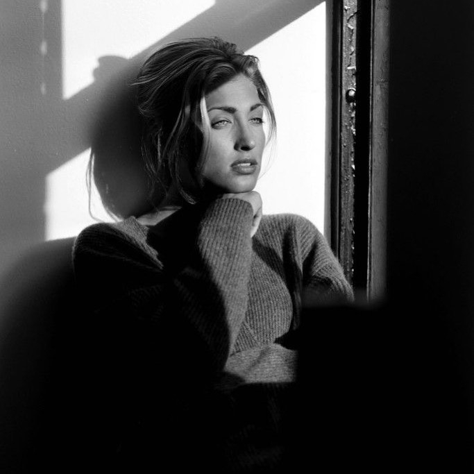 Carolyn憑著出眾的美貌和高挑的身型,就讀高中的時候已經很受歡迎。