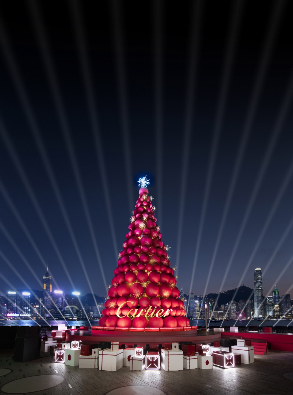 Cartier在香港的維多利港旁放上了紅色的聖誕樹。