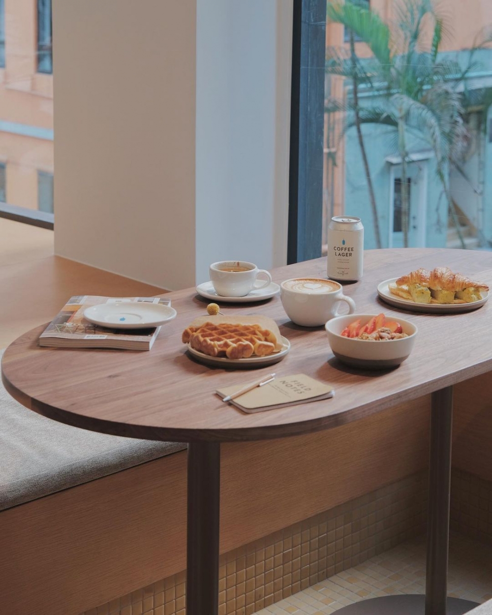 三層樓的氣派,加上落地窗設計自然能迎入明亮自然光。