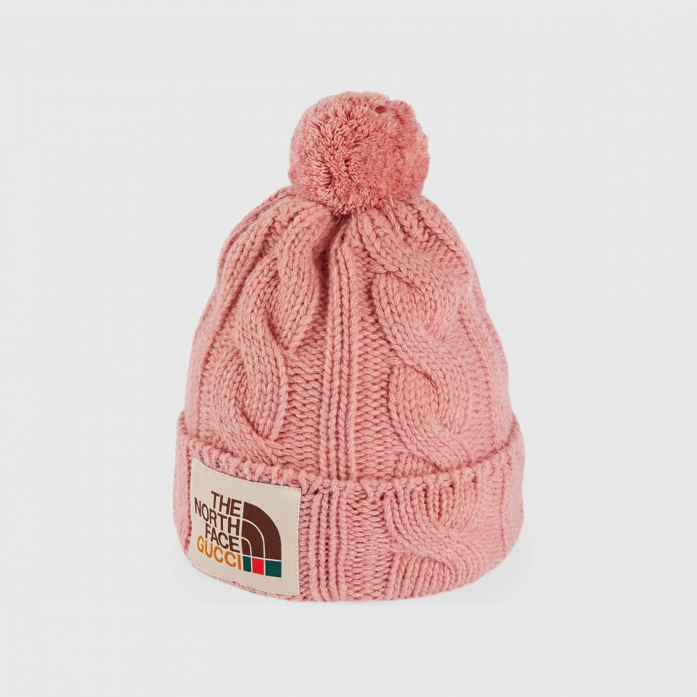 The North Face x Gucci Wool Hat以唯美的嫩粉色織成,頭頂上方的絨球設計。
