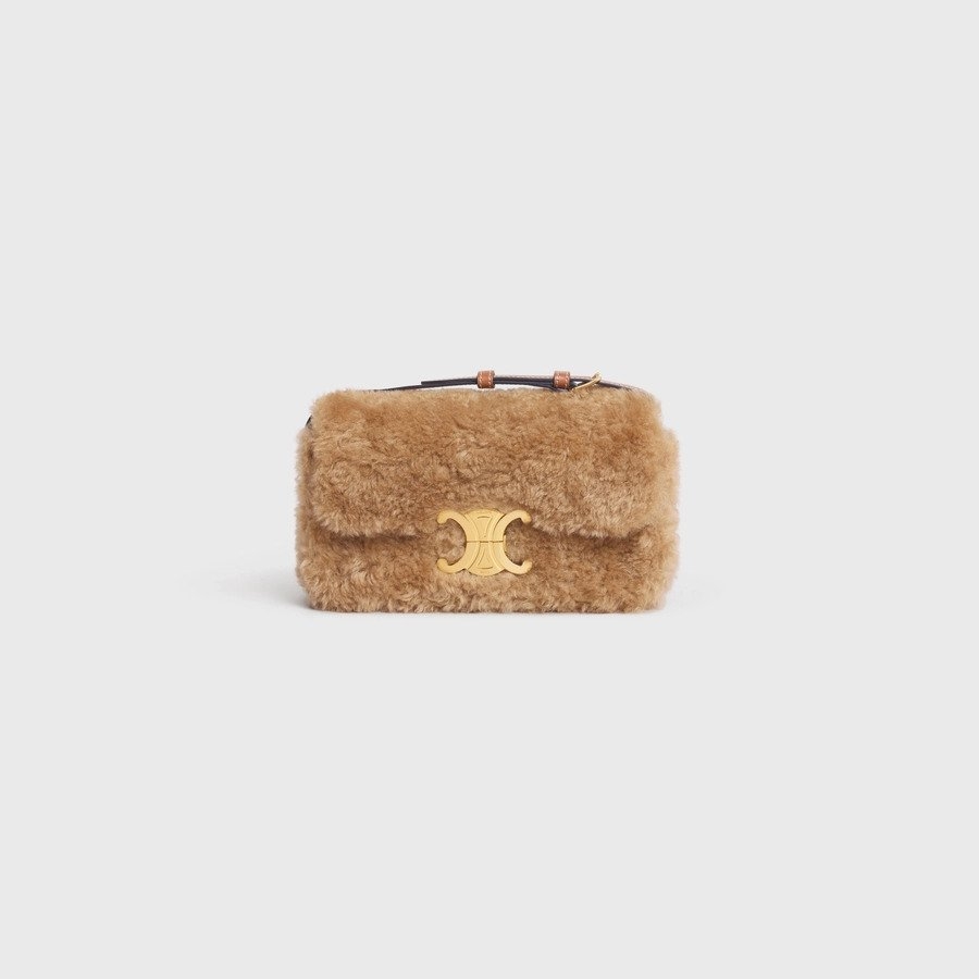 CELINE Triomphe Shoulder Bag復古美學與精緻的工藝令人印象深刻。