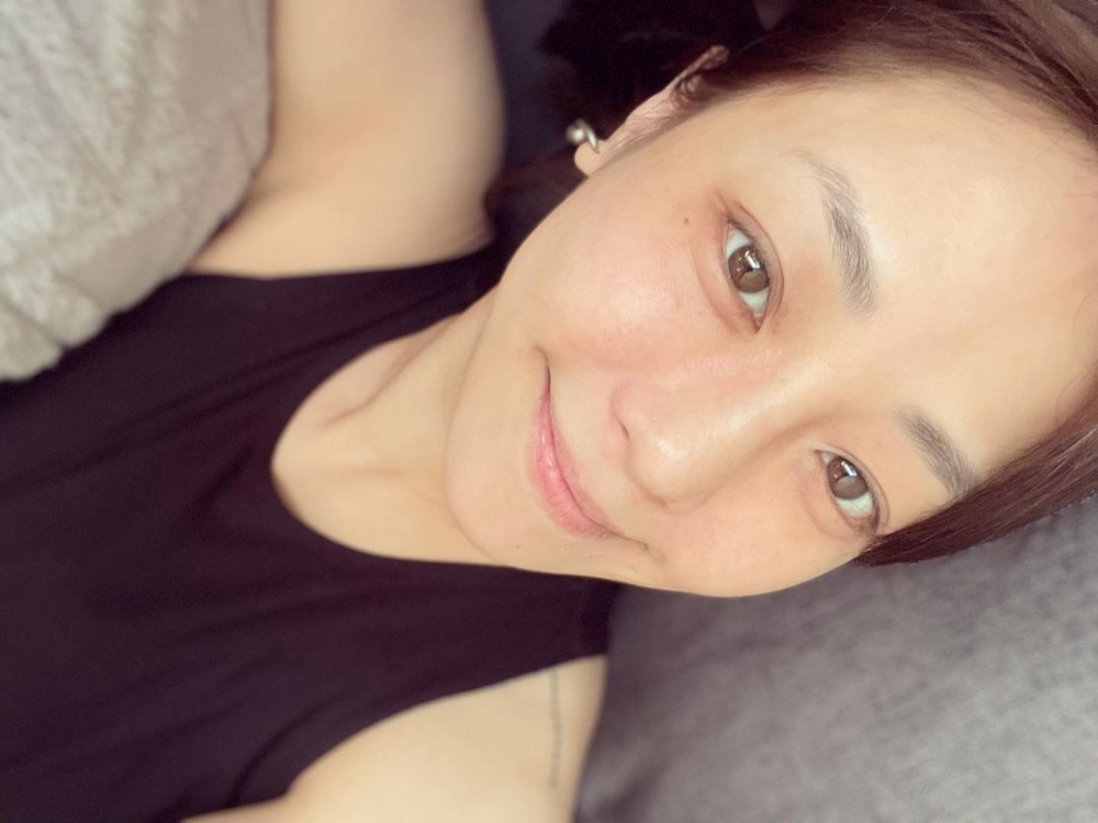 上妝前要先敷面膜,一方面令肌膚重現光澤水潤感,另一方面有助預防脫妝。
