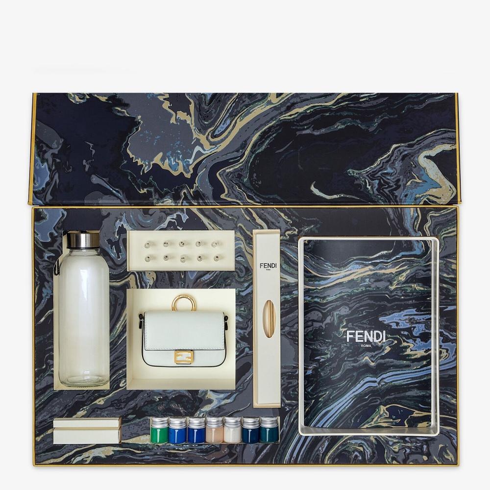 與一般已經設計好的手袋不同，這款手袋更具紀念性。