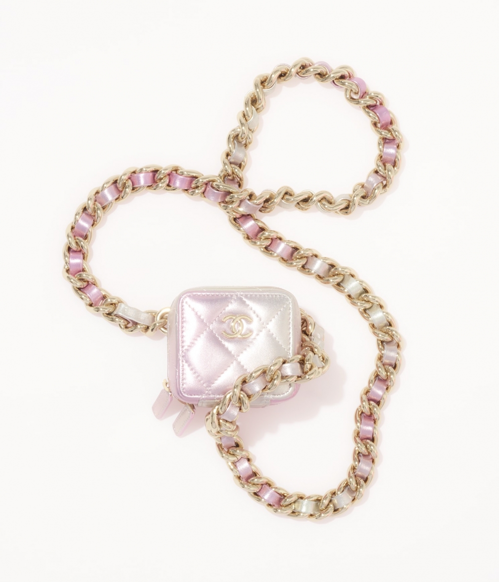 CHANEL Cluth With Chain,光是小巧的正方已令人心動。