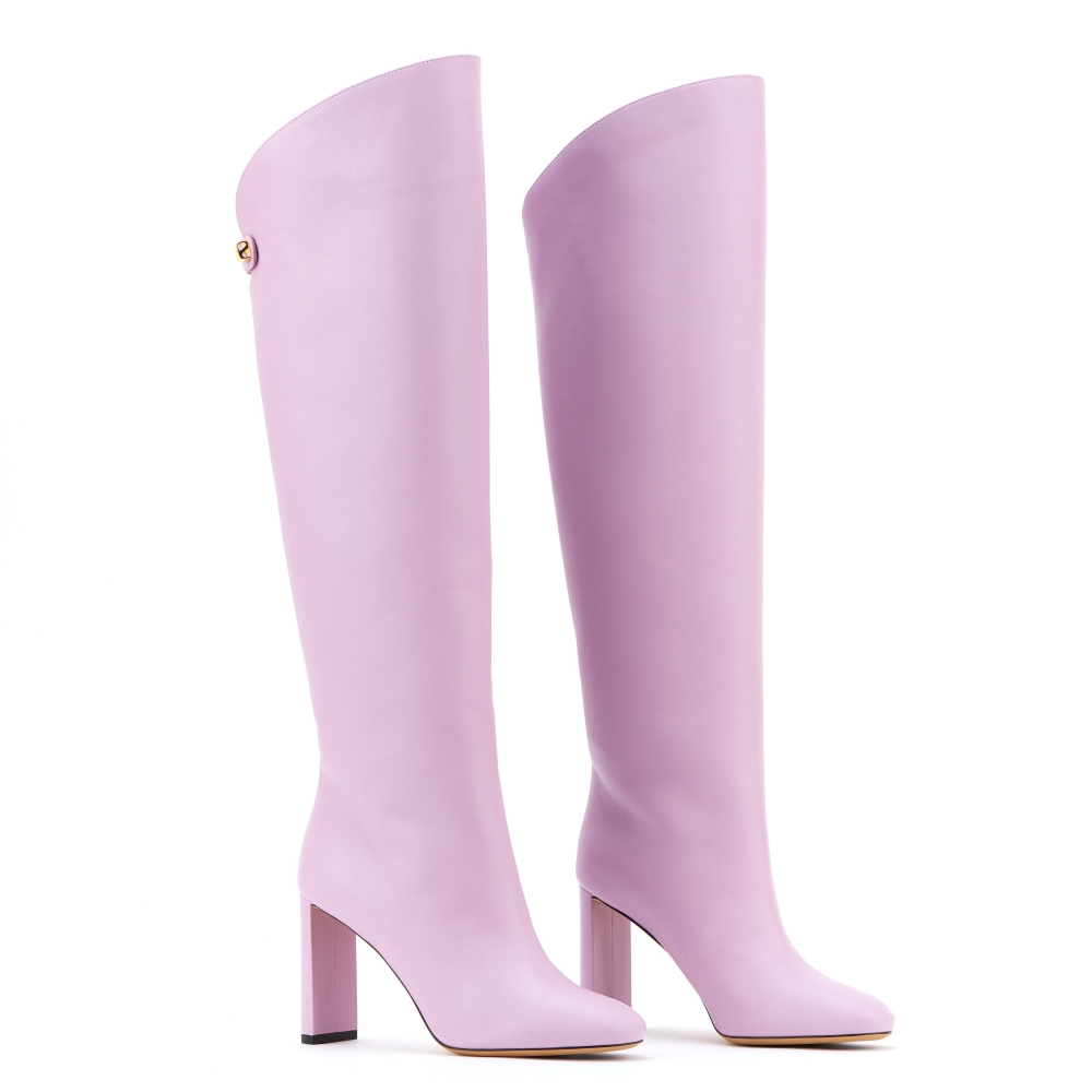 Adriana High-Heel Nappa Lavender Leather Boots讓這套穿搭更加亮眼。
