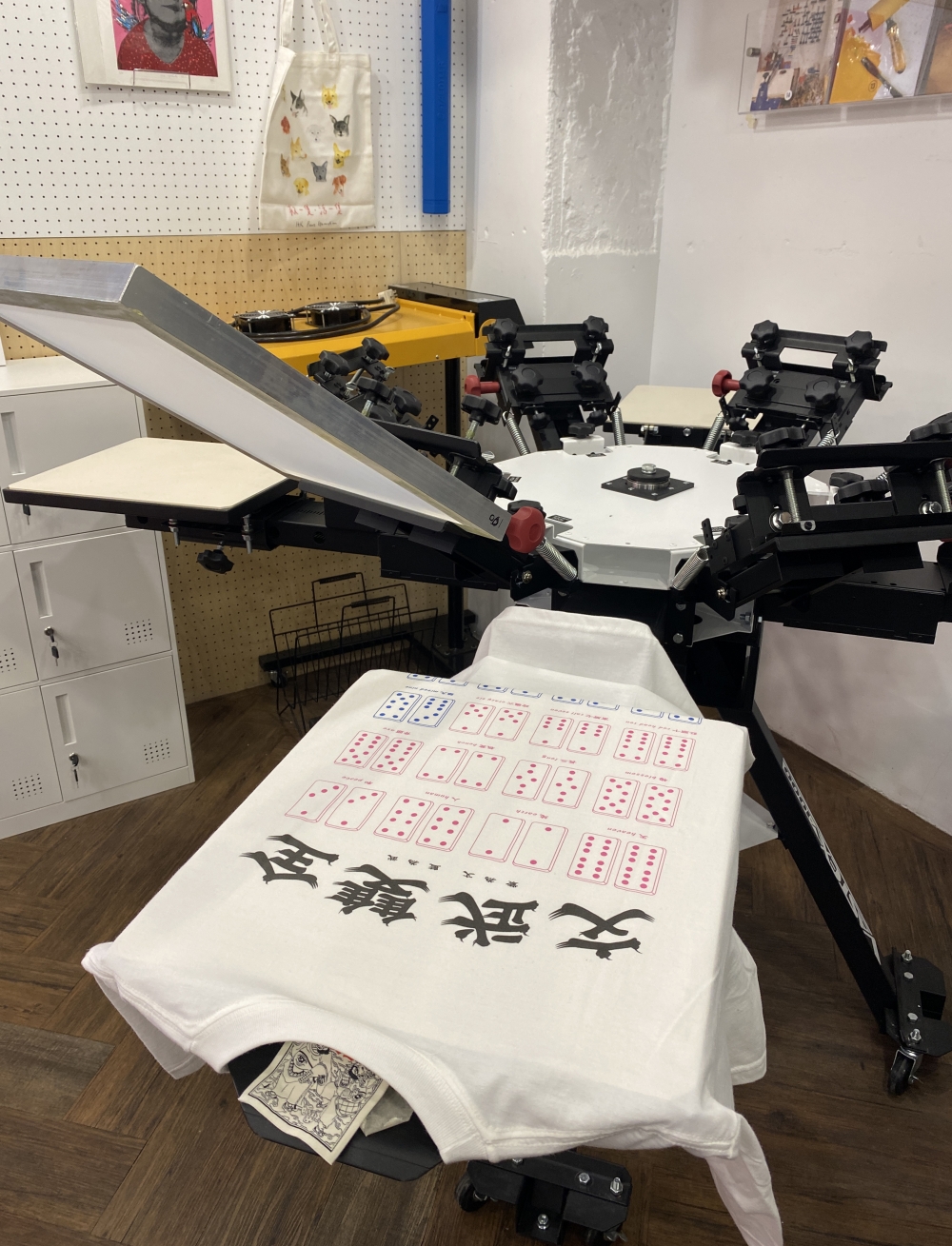 將各式各樣的姿態紀錄下，製作一件屬於自己的作品。