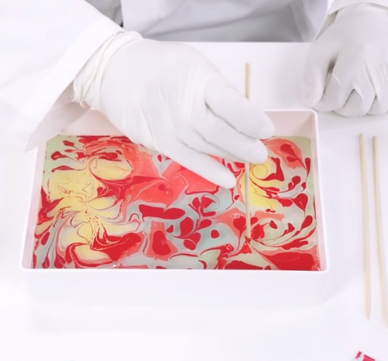 將純白的手袋印上圖案，打造專屬禮物。