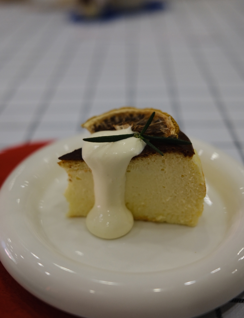 實在要特別說一下巴斯克蛋糕，內餡軟綿的非常滑順。