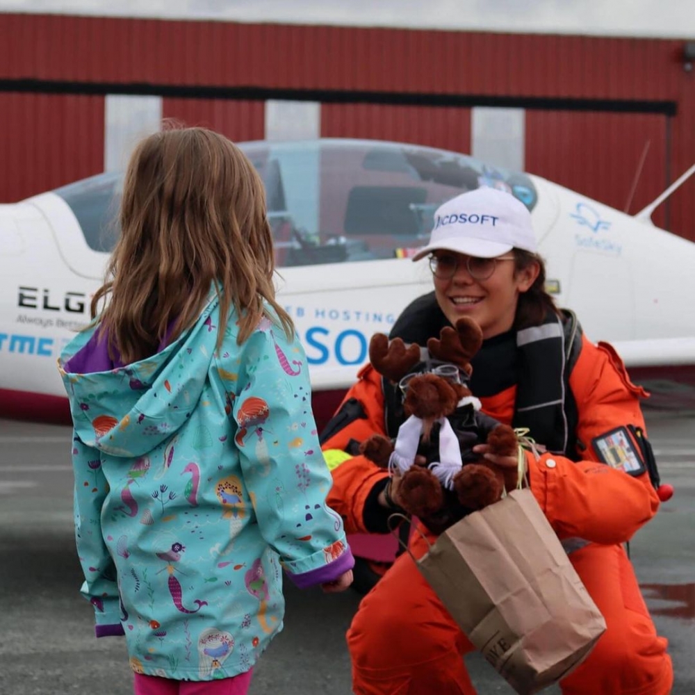 在抵達不同地點時,她也會短暫下飛機。
