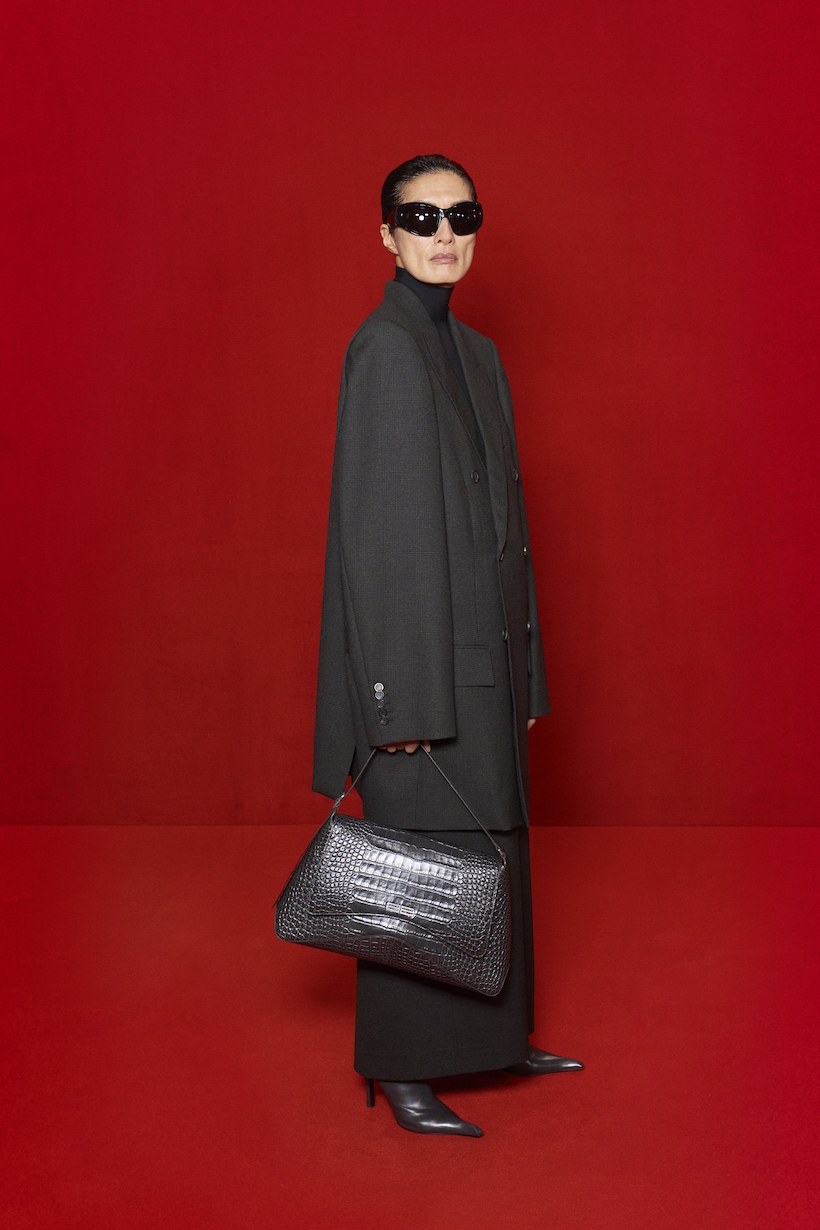 Suzi身穿Balenciaga夏季2022年系列新裝,幹練的風格令人眼前一亮。