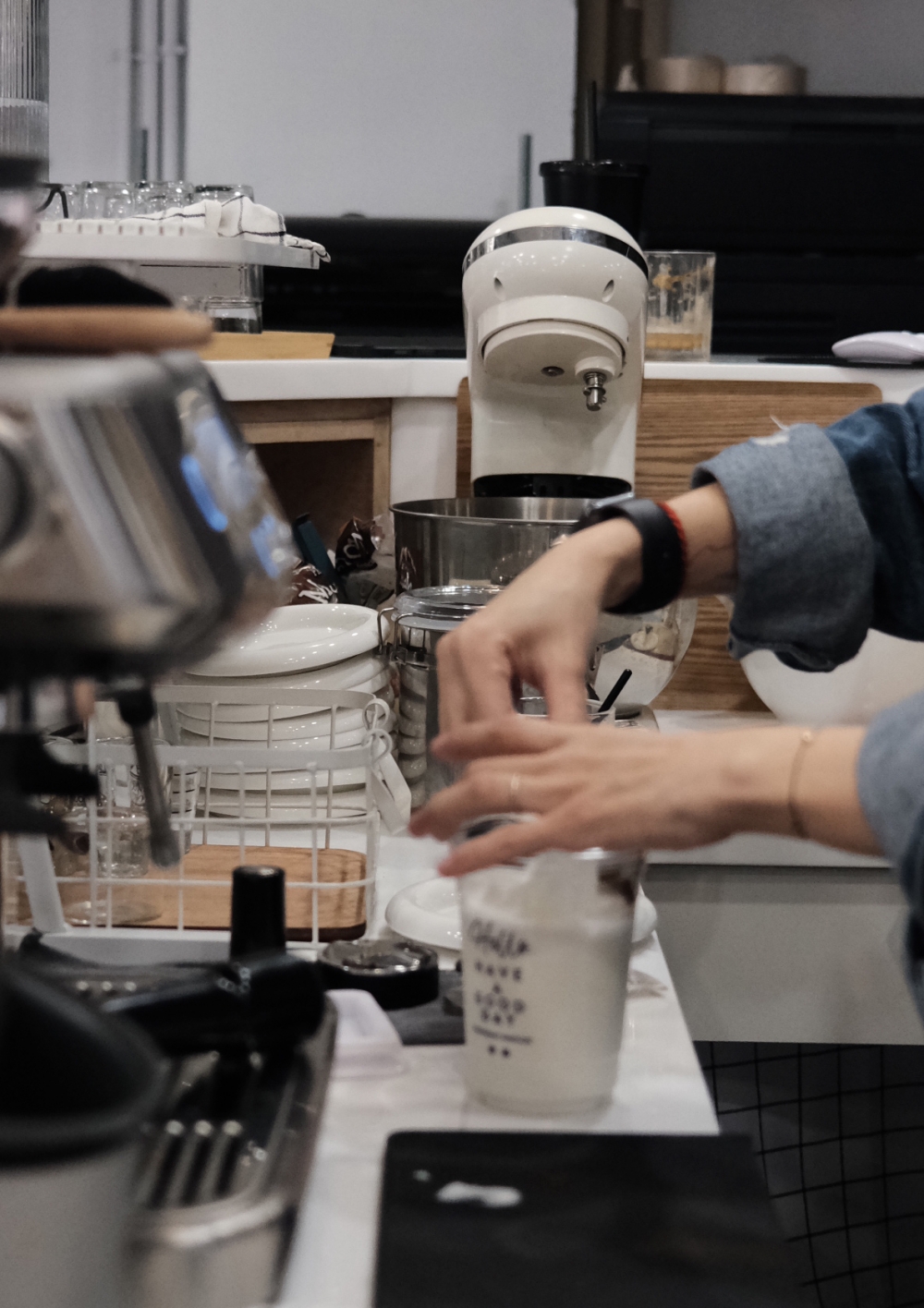 墨指太太正在製作一杯香濃的義式咖啡配上鮮打奶泡的焦糖脆脆拿鐵。