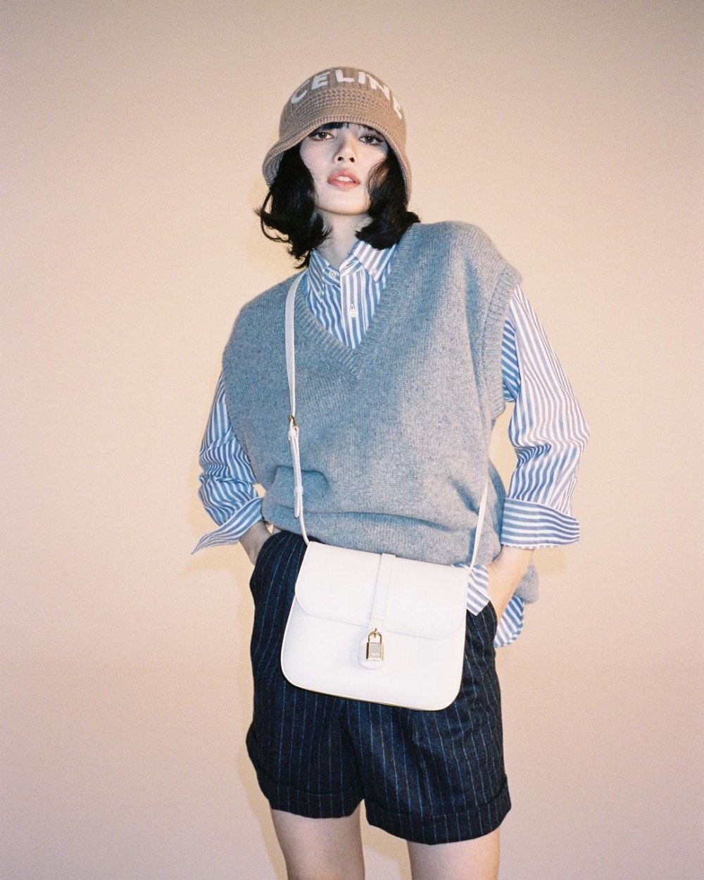 BLACKPINK Lisa戴上品牌最新設計的針織Bucket Hat,杏色的溫柔配色散發冬日氣息。