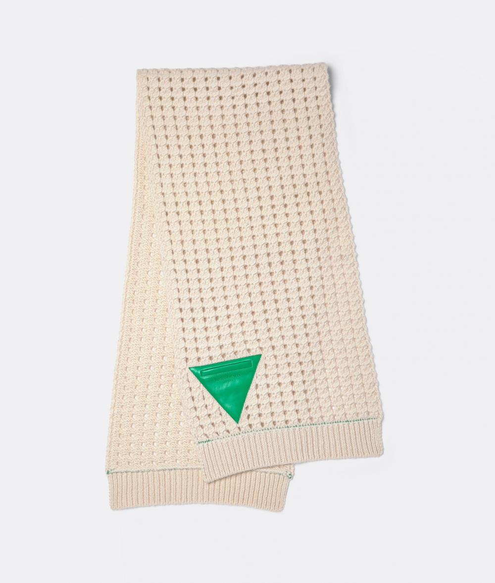 Bottega Veneta Scarf,仿針織款式添上可愛又能替寒冬帶來幾暖意。