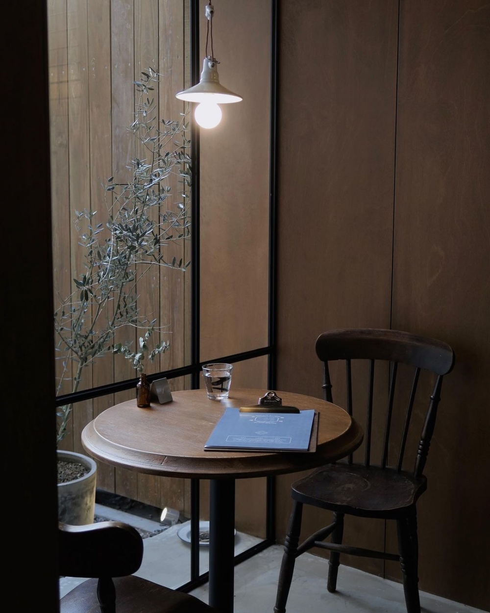 坐在窗邊能望向天空更加愜意。