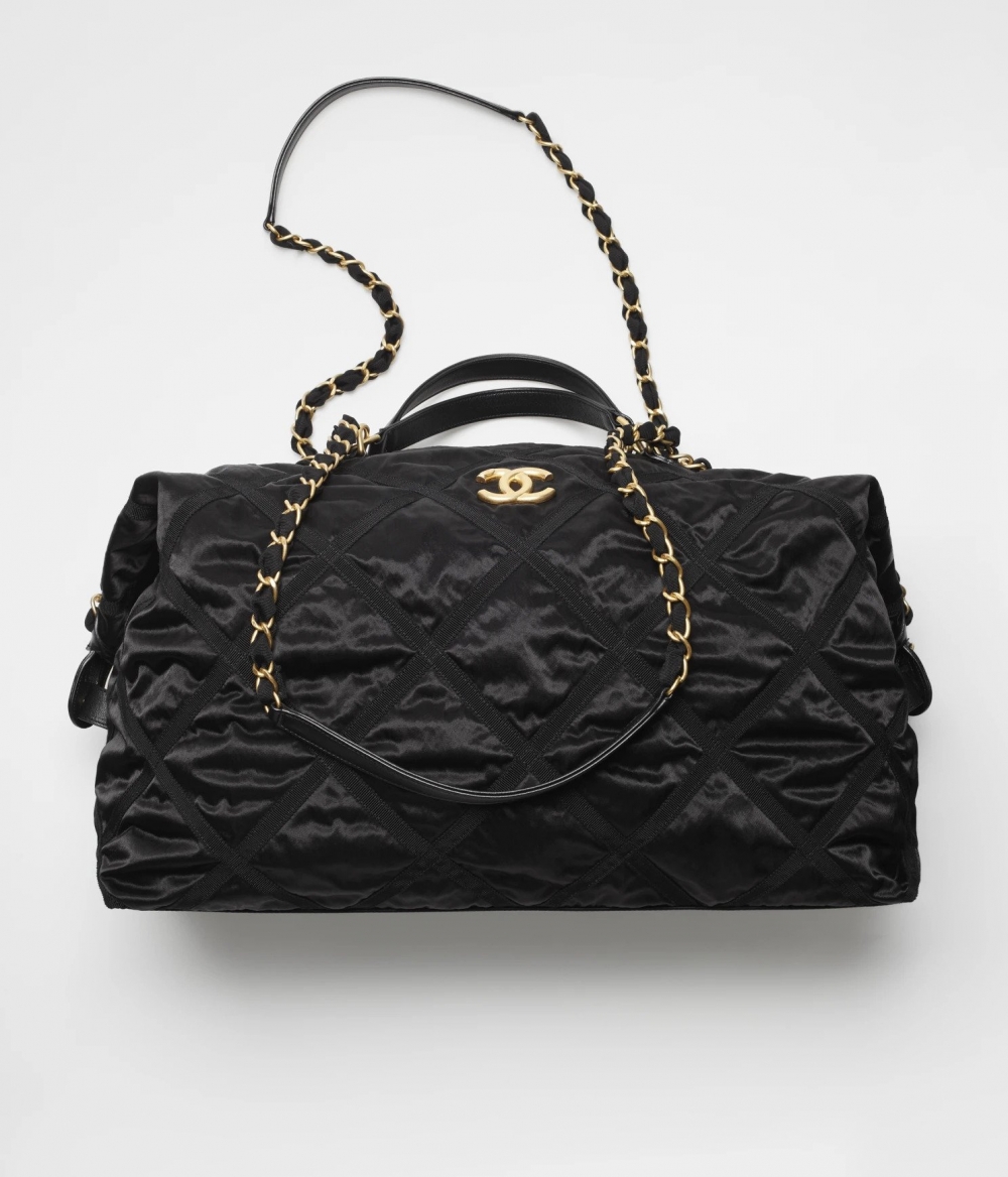 CHANEL Maxi Bowling Bag帶起了新象。