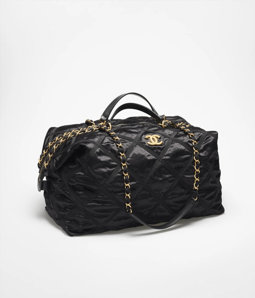 輕盈卻飽滿的外型更是流露高貴氛圍。