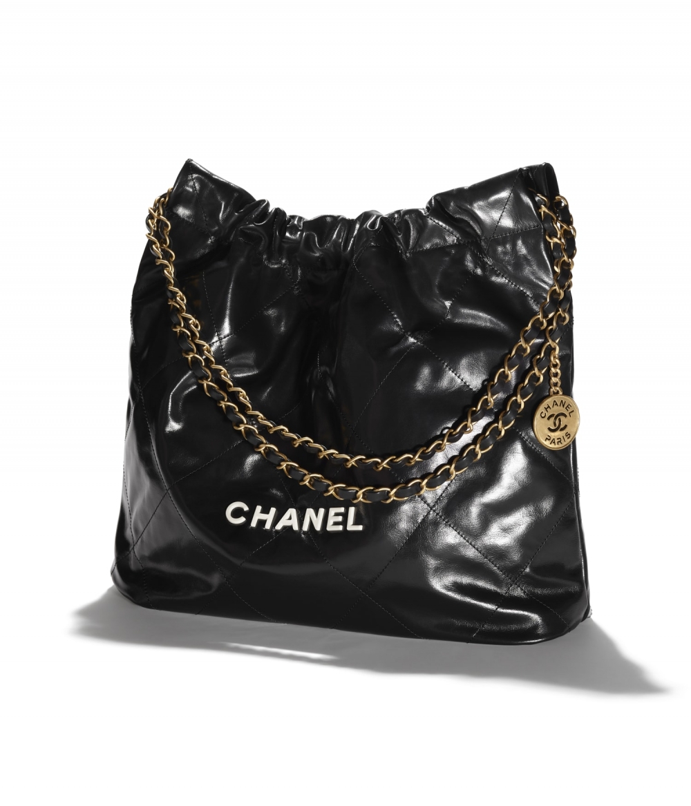 CHANEL 22 Bag由極其柔軟且耐用的皮革製成,提供三種尺寸