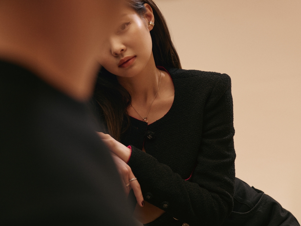 被譽為「人間香奈兒」的Jennie,露出完美鎖骨的缐條。