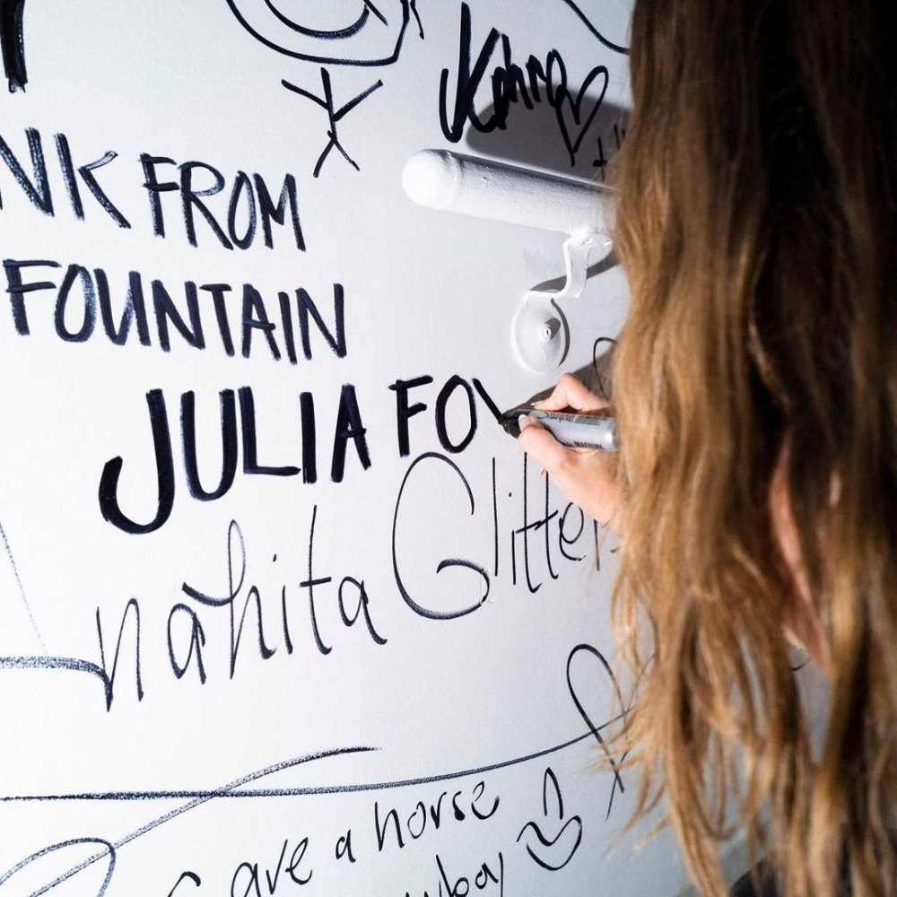 去年以電影《不速之客》(No Sudden Move)登上大銀幕。