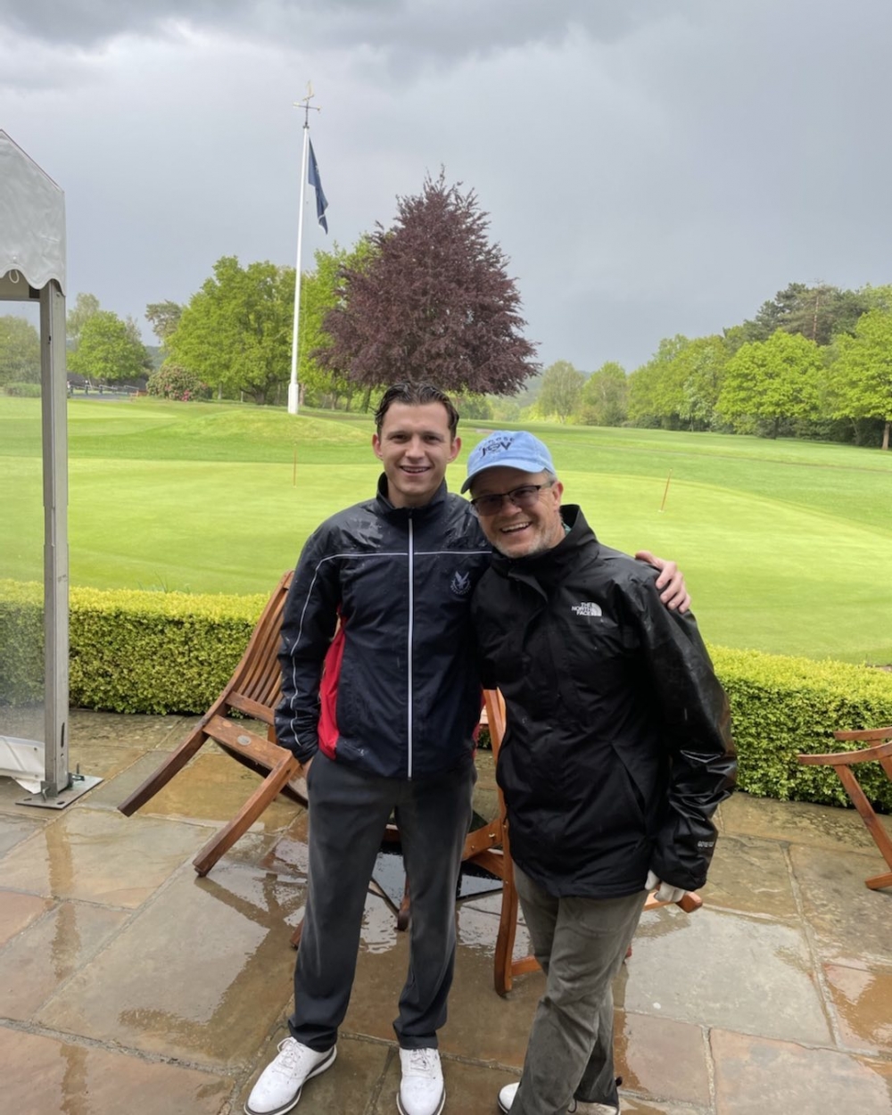 他的父親有著幽默的個性，且撰寫了一本關於家庭的書。