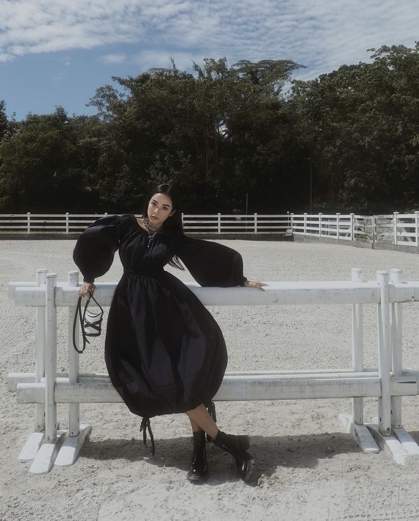 帶點Cottagecore的風格，輕盈浪漫的澎澎袖，寬大輪廓形塑的女人味。