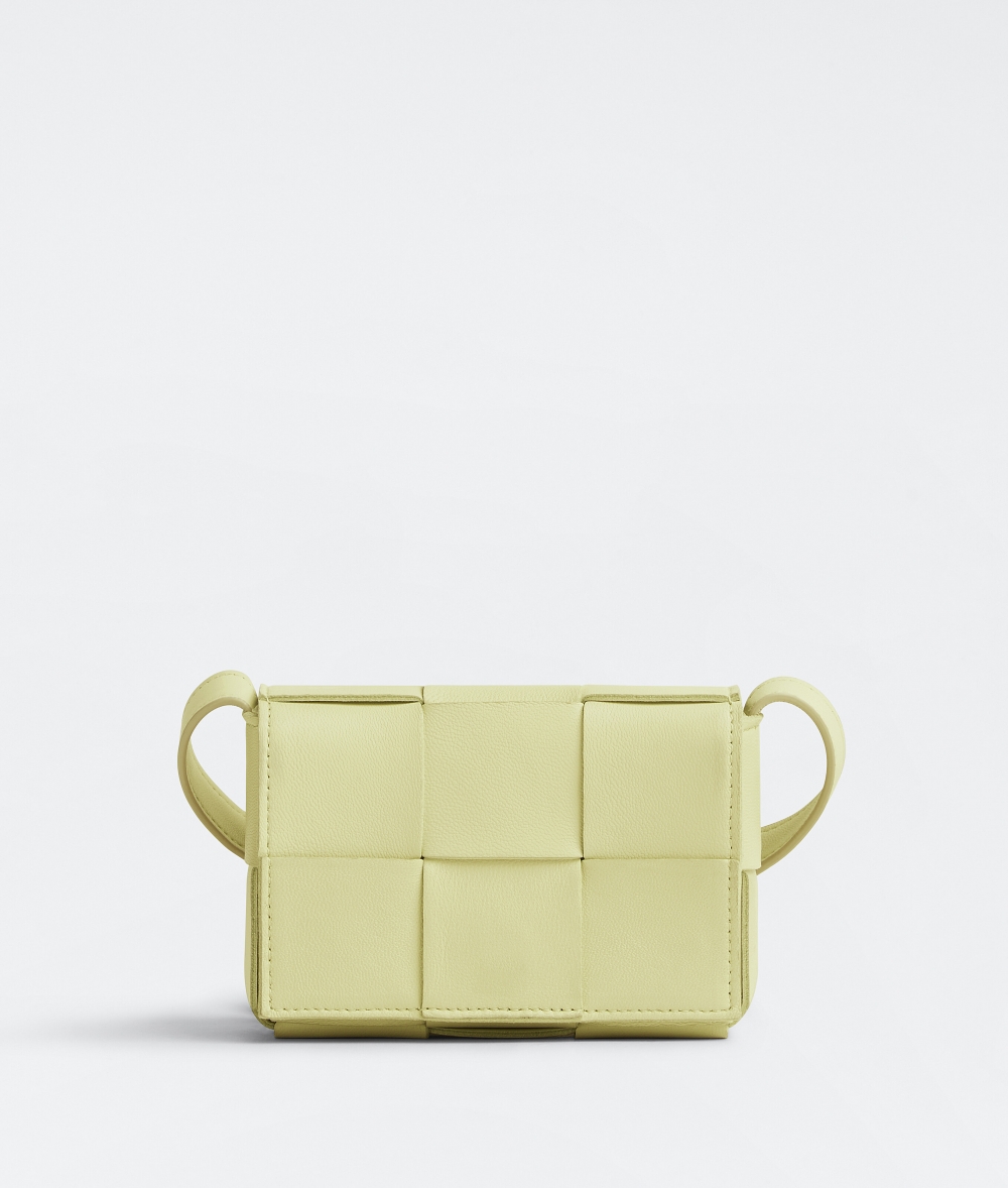 Cassette的縮小迷你款，且這回揉入檸檬黃色的舒服調性。