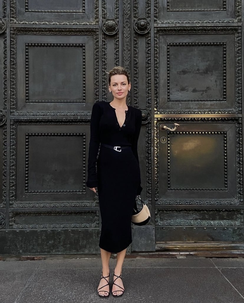 針織羅紋的彈性面料更是賦予身體一種性感的束縛感。