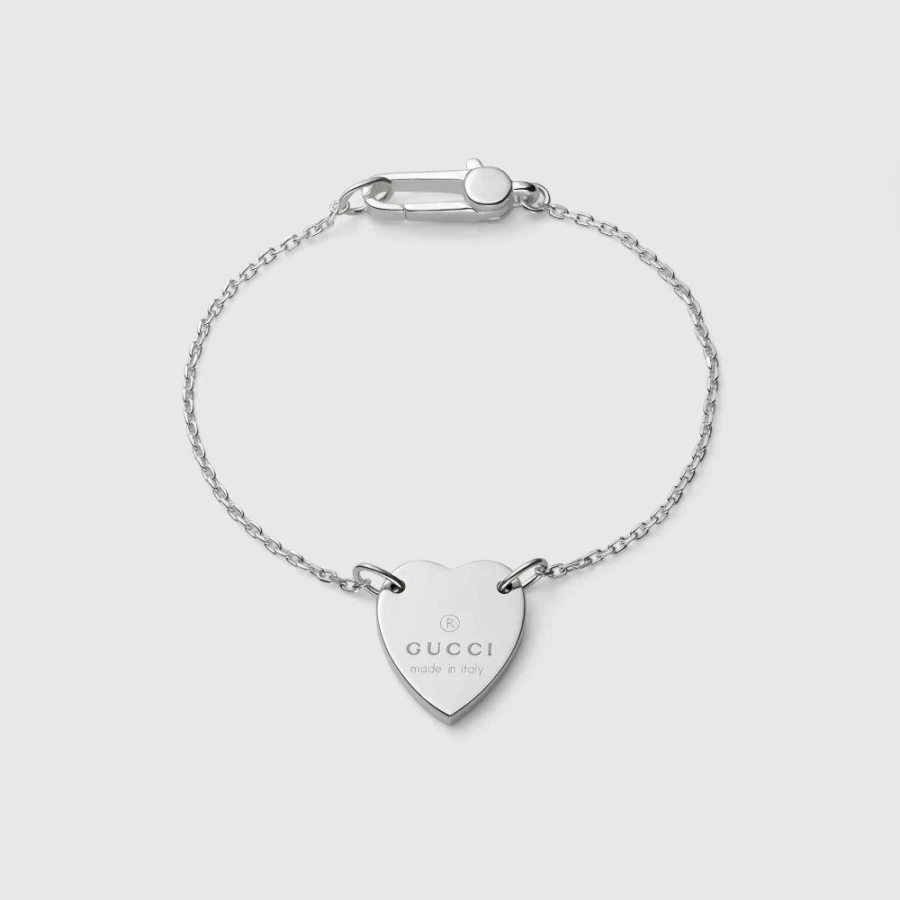 Gucci Heart Bracelet心形吊飾映出浪漫氣息、雕刻上Gucci標誌。