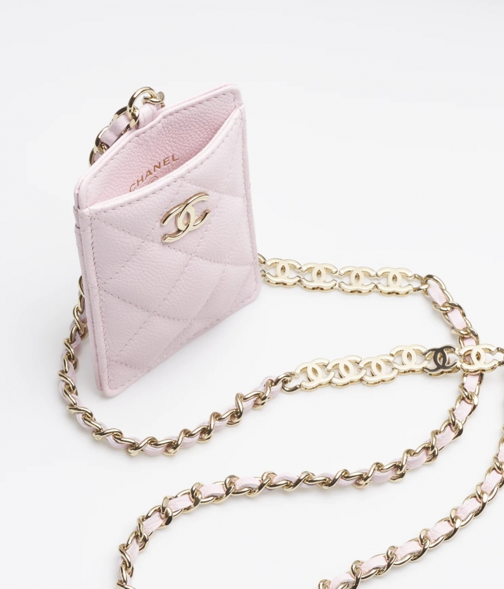 皮革與金屬交織的鏈條，作為一款別緻的迷你配件。