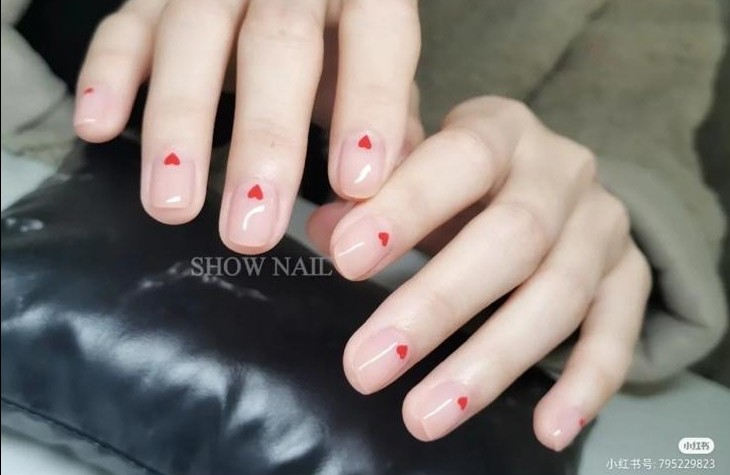 裸甲配上小心型圖案，清新脫俗。