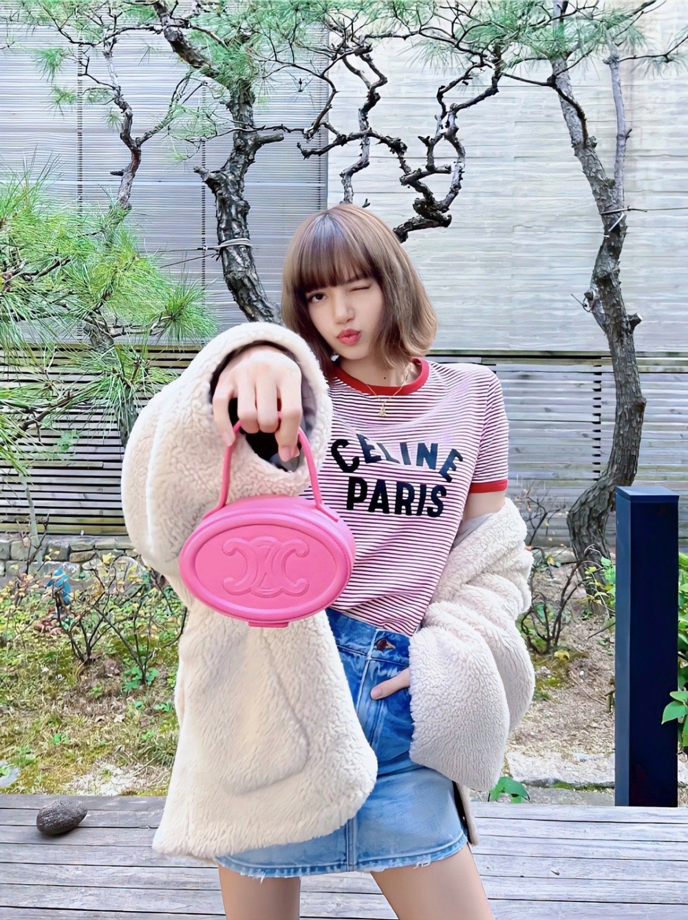 Lisa率先攜上Purse Bag,替CNY節日賦予了全新的氣息。