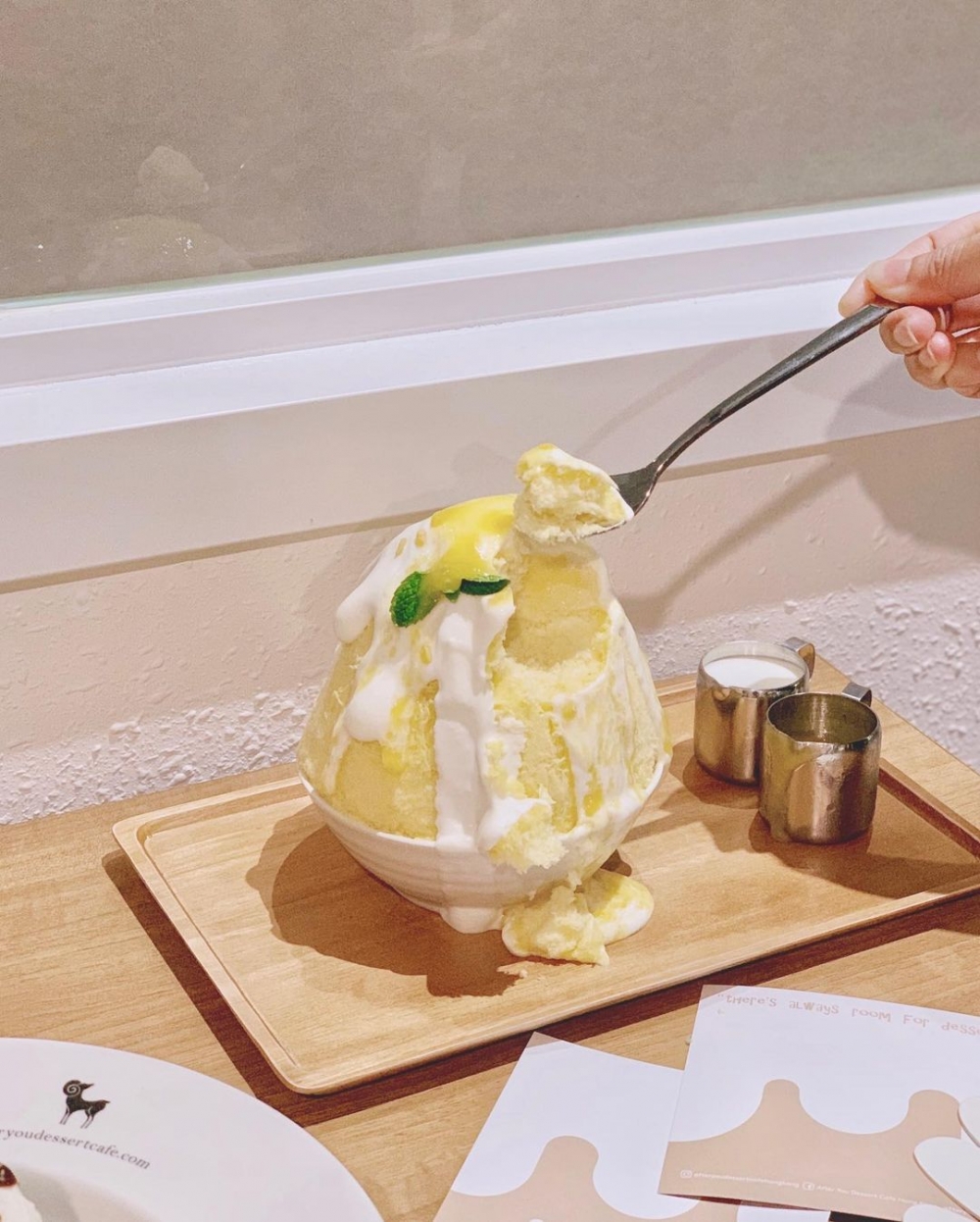 找了個位置坐下來，等待朝思暮想的冰品送上來了。