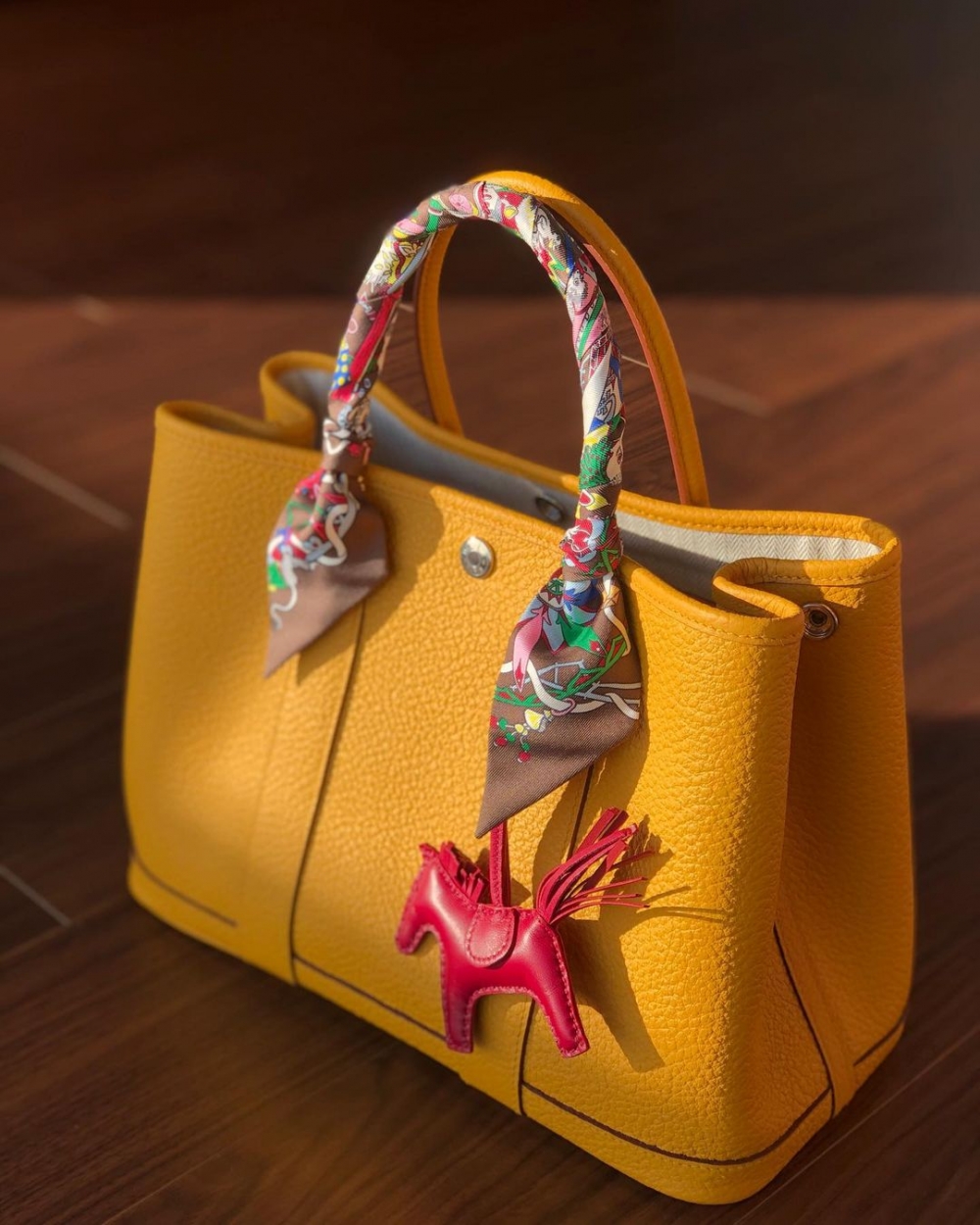 你也能入手的一款時髦的經典手袋。