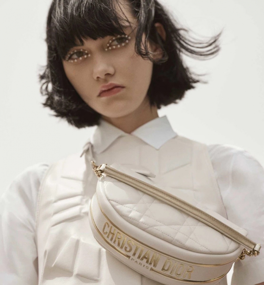 回首Dior Cruise 2022度假系列時裝秀,恣意發光的新面孔手袋。