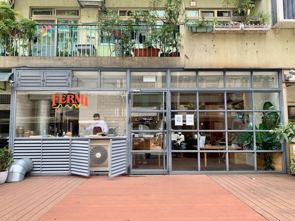 白天路過這間餐廳,能感受到它不同的質感。