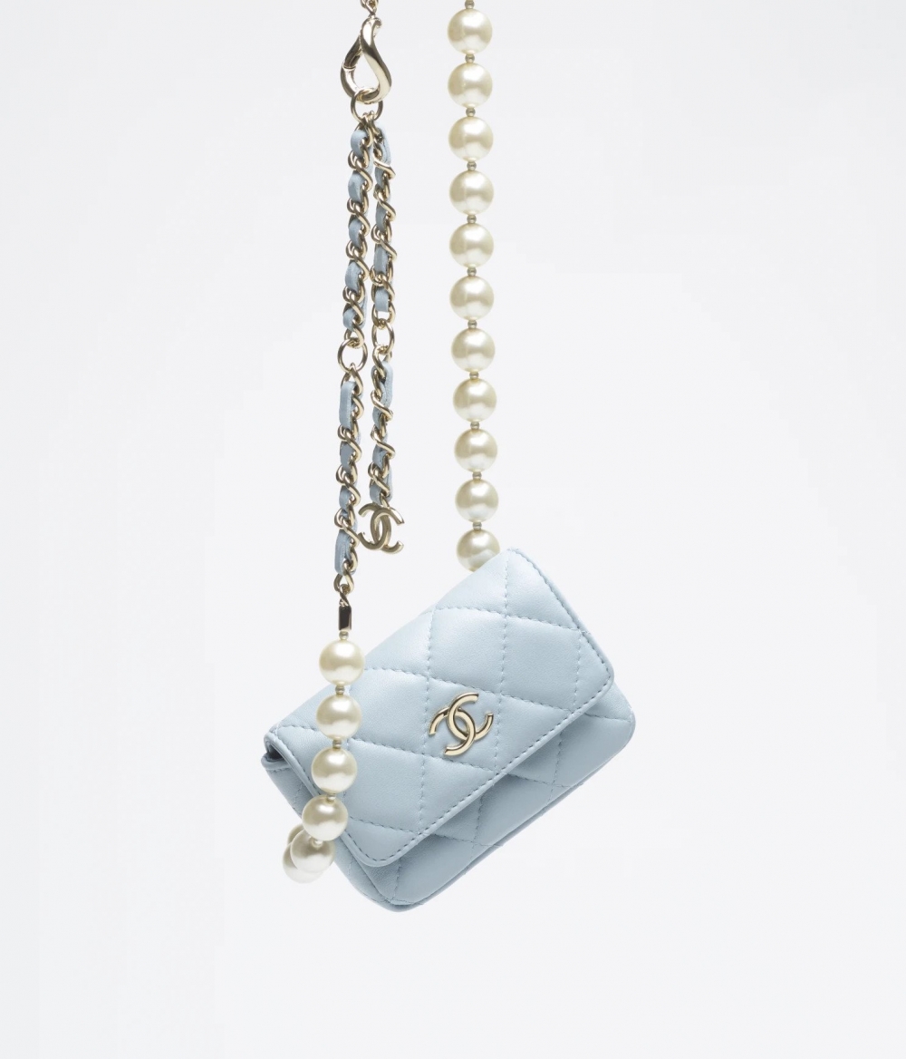 ，輕盈的性線條與溫柔的淡藍色調，夢幻得令人不想錯過吧？