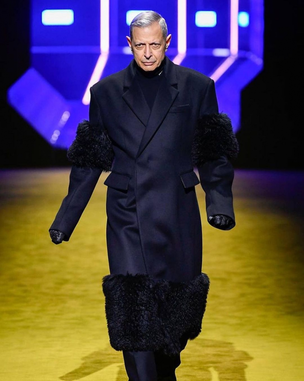 Jeff Goldblum大搖大擺的走入伸展台，成熟味的不羈氣質太有魅力。