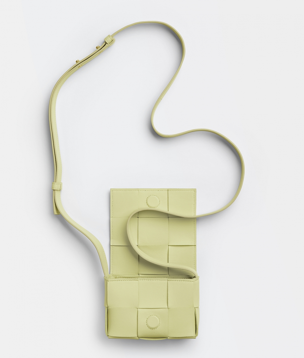 冬天的造型大多以深色為主，也能用它點亮一身。