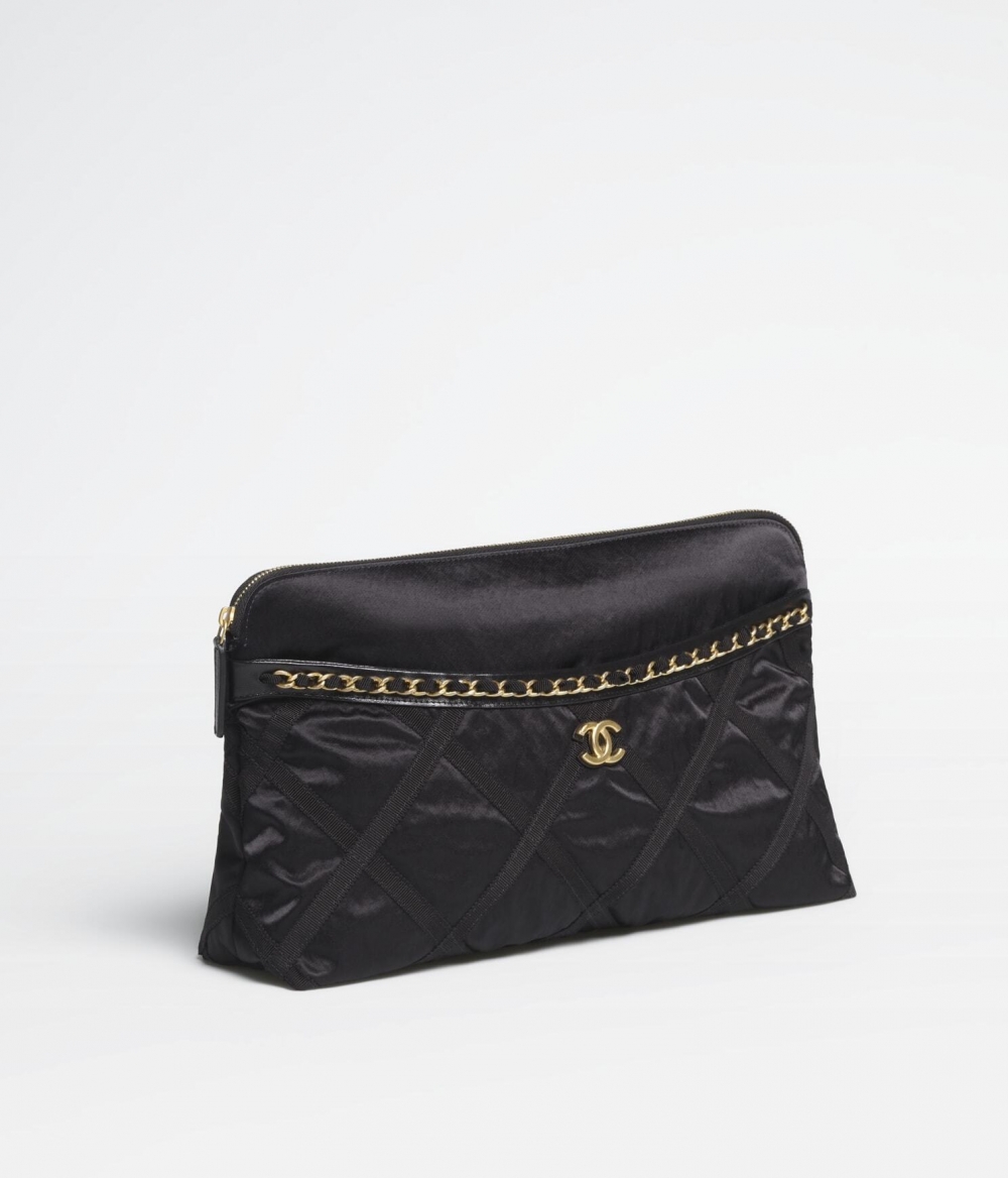 將上半截的袋身藏起來,即變成一件能捧在手中的Pouch Bag。