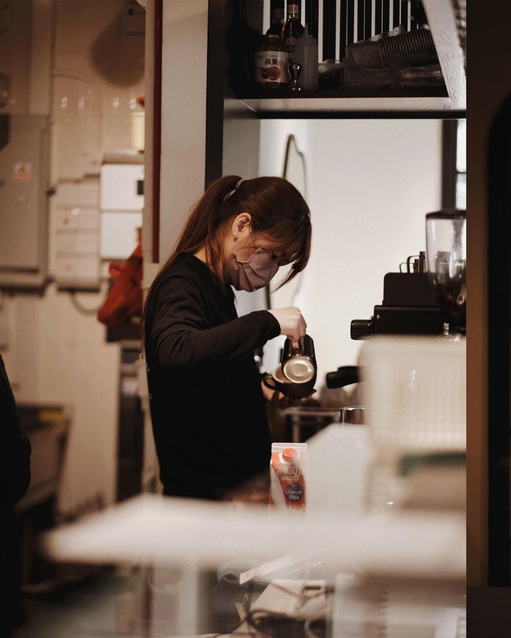 店內咖啡師正在沖泡,暖呼呼的一杯咖啡。