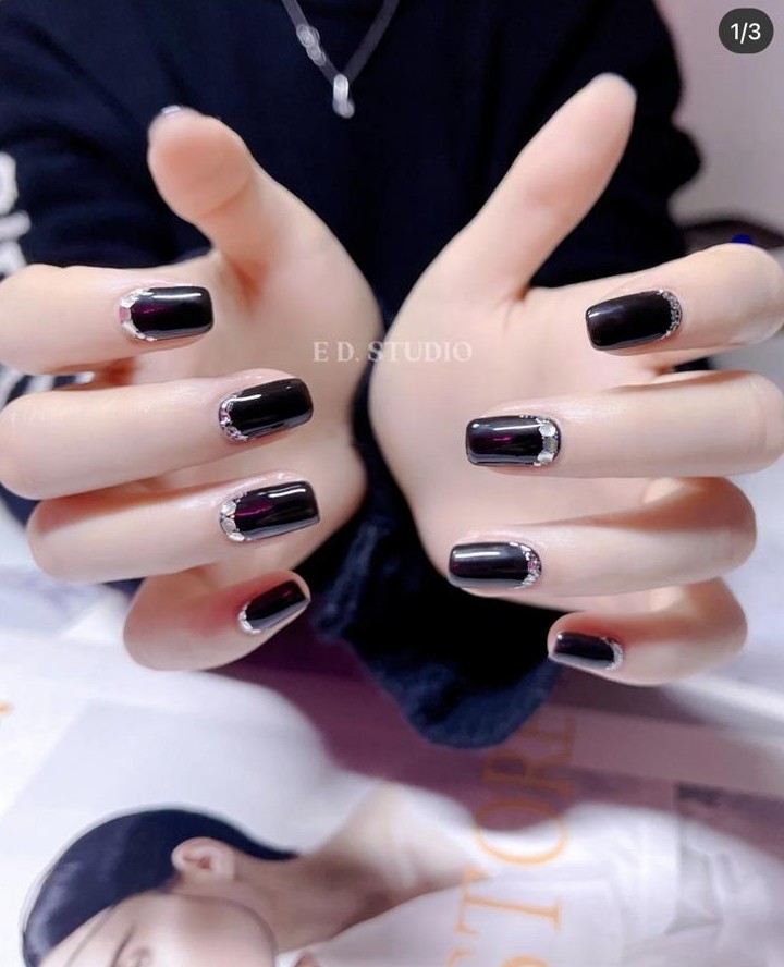 簡約黑銀配色超顯白，是時尚女生最愛的甜酷風格。