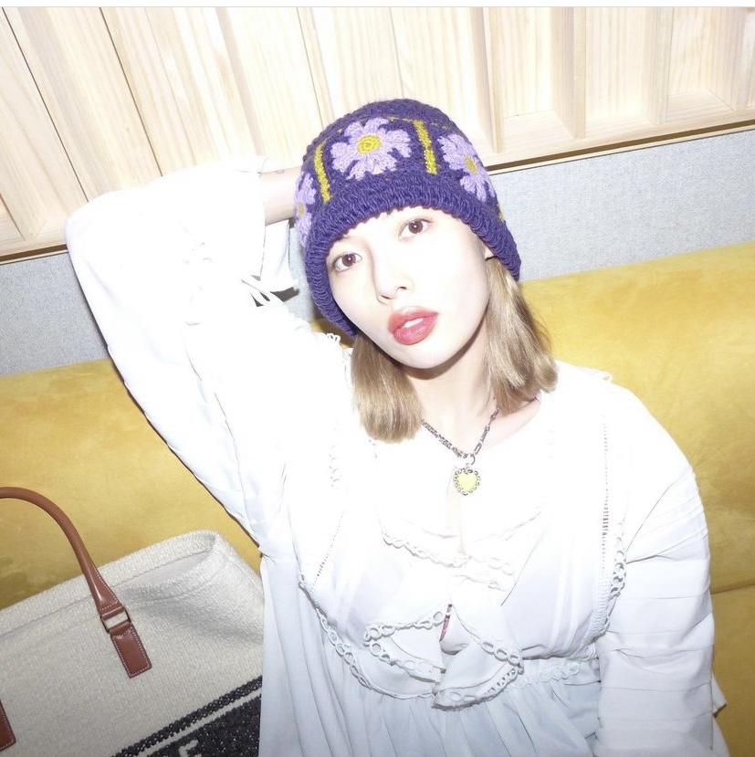 總覺得少了一味的話，不妨可以挑選有繡上圖紋的毛帽。