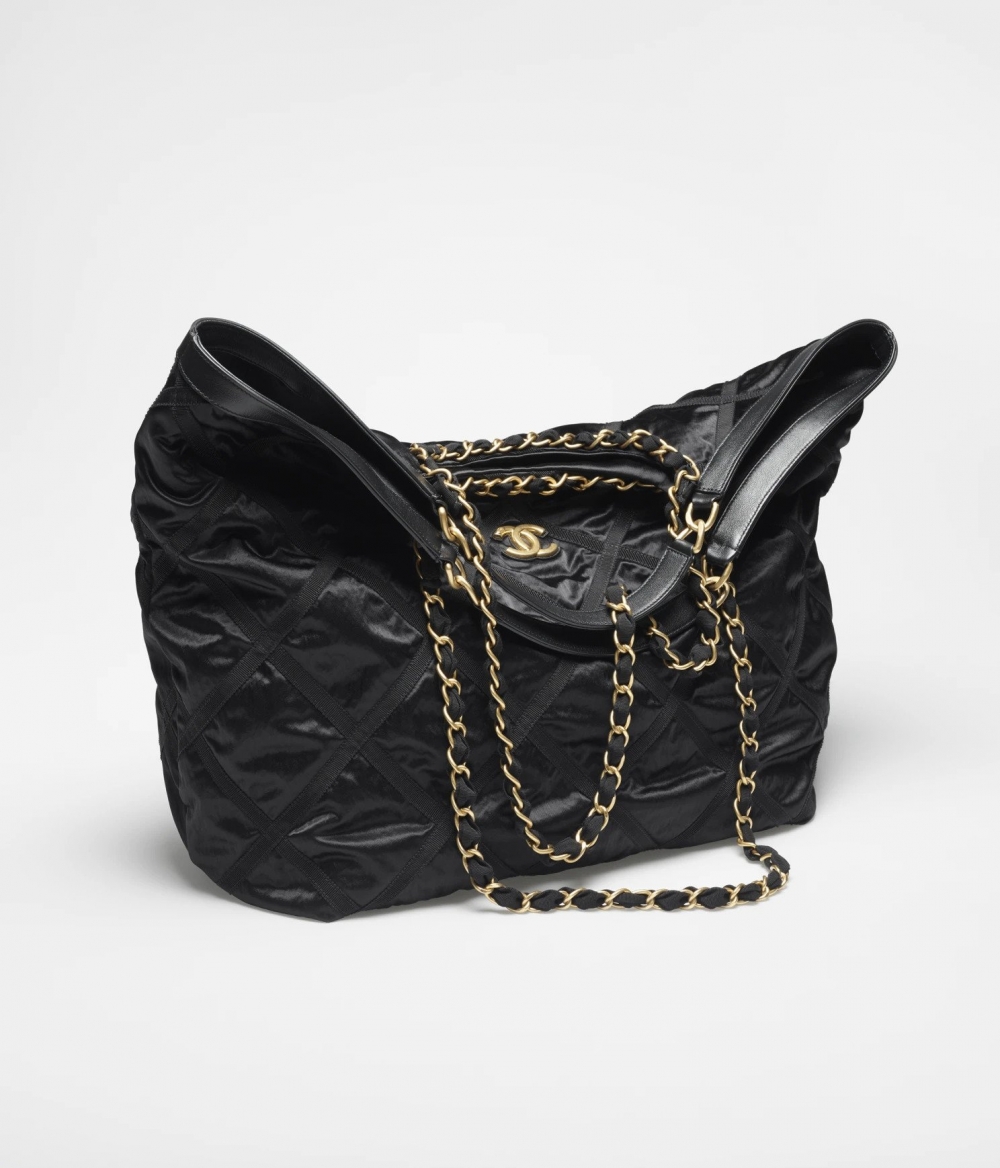 提把U字形設計結合交織金屬的鏈條,不自覺時髦了起來。