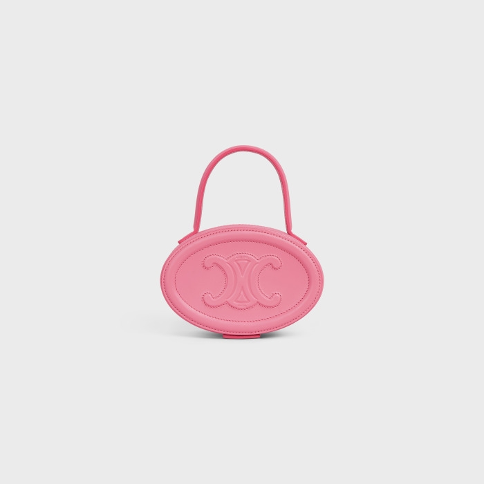 Cuir Triomphe Bag標誌性凱旋象徵標誌依舊是焦點。