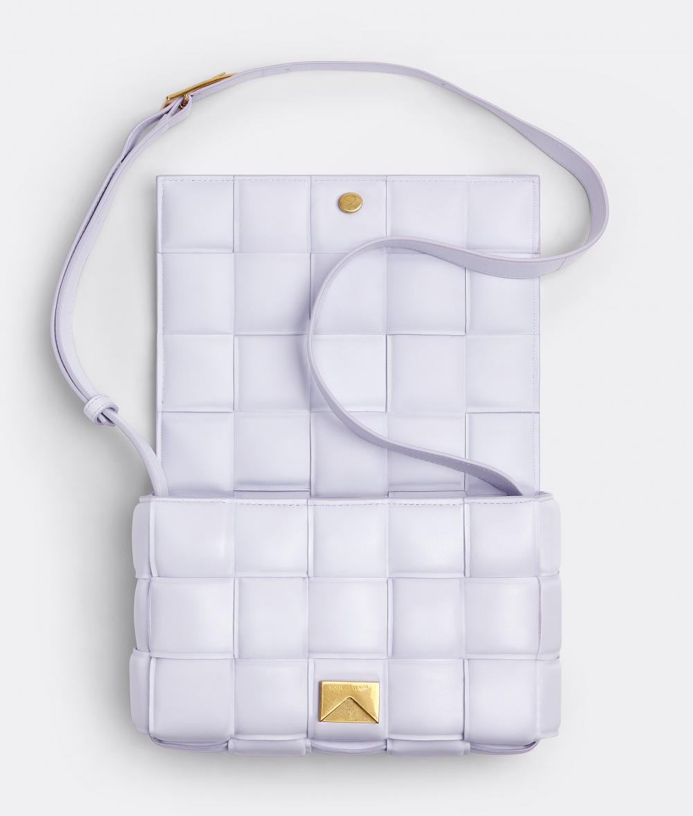 手袋注入清新浪漫的寶寶粉嫩色，奢華程度也相當具備。