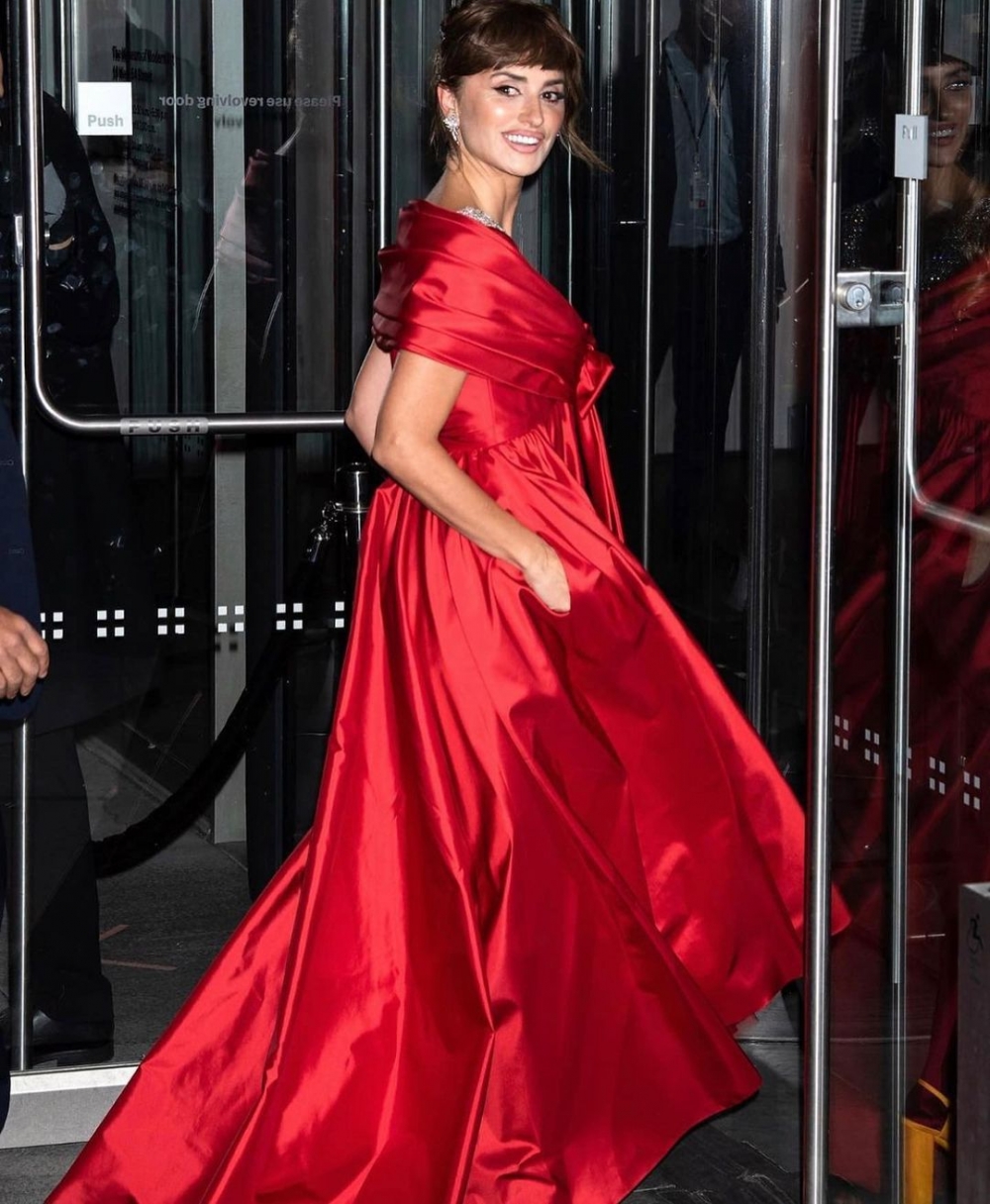 多次詮釋CHANEL的服飾,將CHANEL詮釋的相當迷人。