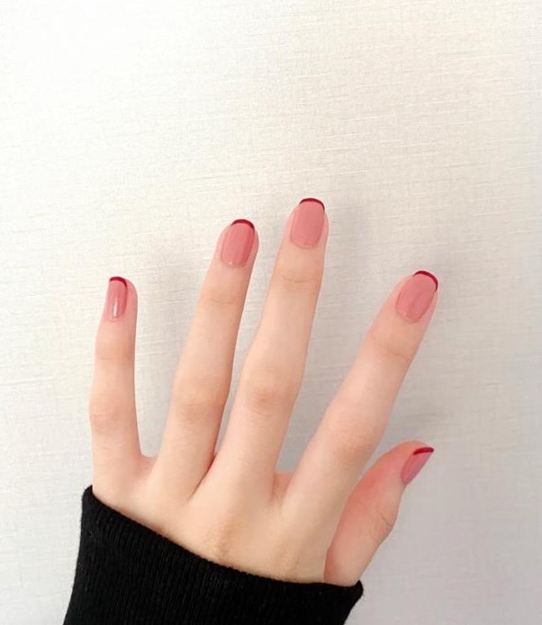 簡簡單單畫上紅色法式線，帶出少許新年喜氣感。