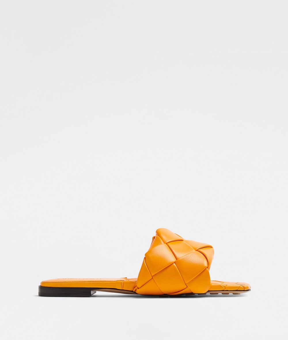 Bottega Veneta Lido經典的單品陣容換上全新色彩。